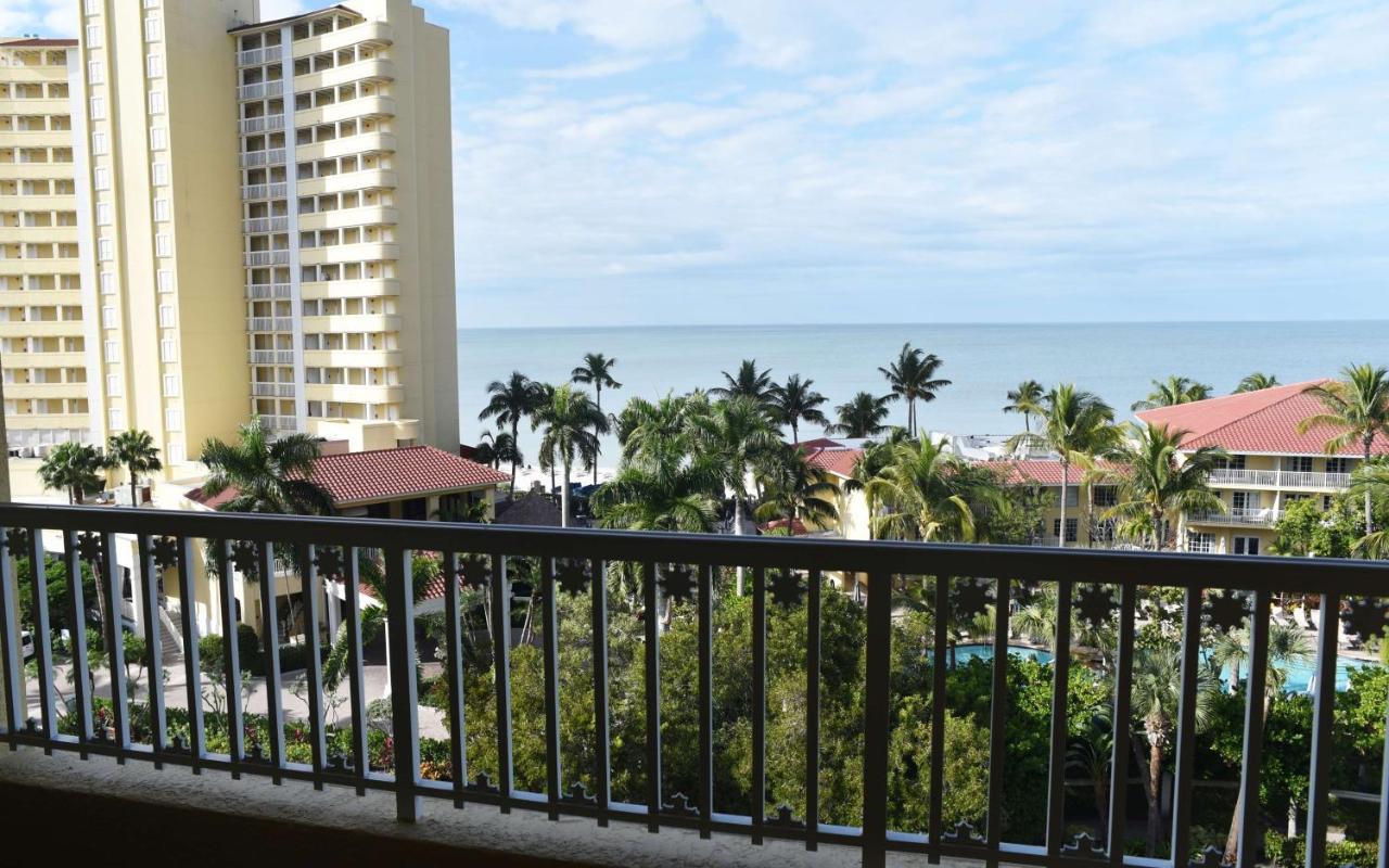 Suite Junior con cama extragrande y vistas a la bahía